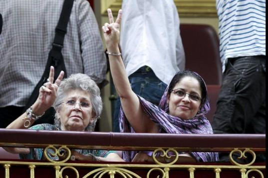 La actriz Pilar Bardem, a la izquierda, junto a una activista saharaui, en la tribuna de invitados del Congreso.