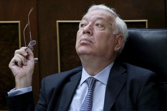 El ministro de Asuntos Exteriores, José Manuel García-Margallo, atiende al debate en el Pleno del Congreso.