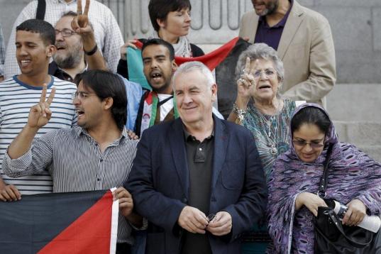 Cayo Lara junto a la actriz Pilar Bardem y un grupo de activistas saharauis, en las puertas del Congreso de los Diputados. 