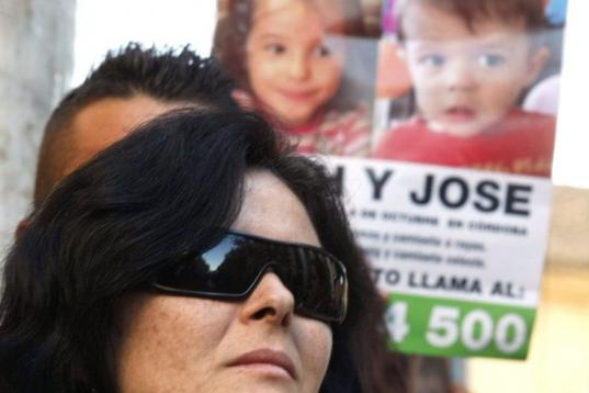 Ruth Ortiz, junto a un cartel con unas fotos de sus hijos, Ruth y José Bretón, desaparecidos el pasado 8 de octubre en Córdoba. 