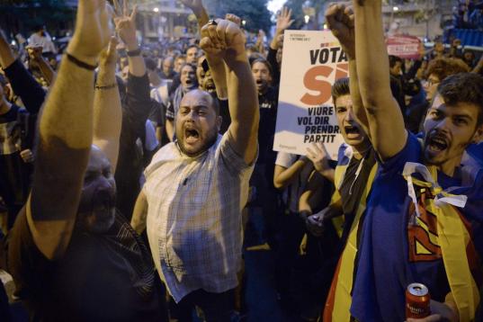 Varios manifestantes gritan lemas independentistas en las protestas del miércoles 20 de septiembre en Barcelona. 