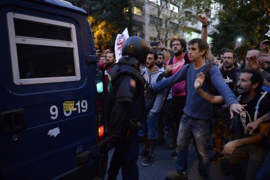 Los manifestantes levantan las manos para demostrar que su protesta es pacífica en Barcelona el miércoles 20 de septiembre. 