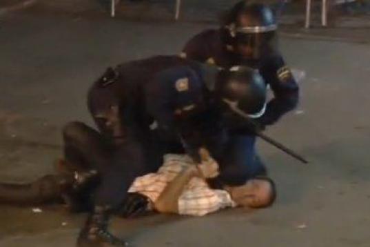 La policía somete a un manifestante
