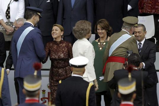 Los reyes Juan Carlos y Sofía, junto a los príncipes de Asturias, saludan a la presidenta de Castilla-La Mancha y secretaria general del PP, María Dolores de Cospedal, la presidenta de Navarra, Yolanda Barcina, y el presidente de Canarias, Pa...