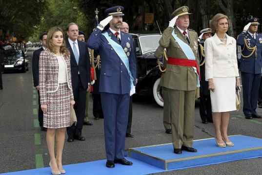 La familia real, durante el homenaje a la bandera.