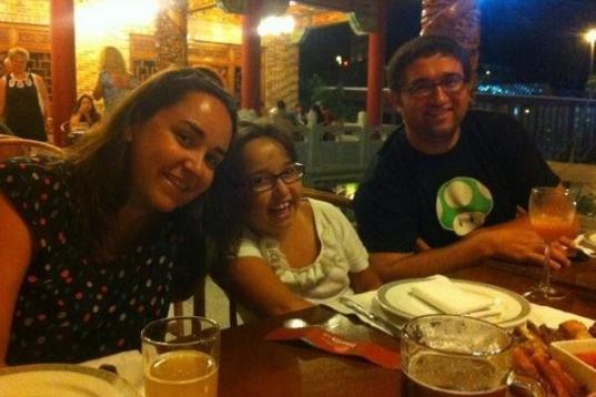 Patricia Aguado nos envía esta otra foto: "Mi princesa, su papá y yo este verano de vacaciones"
