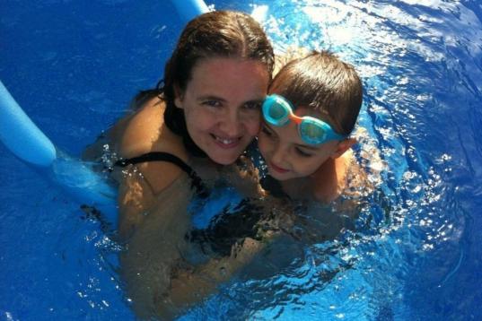 "Ha sido difícil pero he encontrado una!", dice Fany de esta foto en la piscina con su hijo. 
http://twitter.com/fanypons/