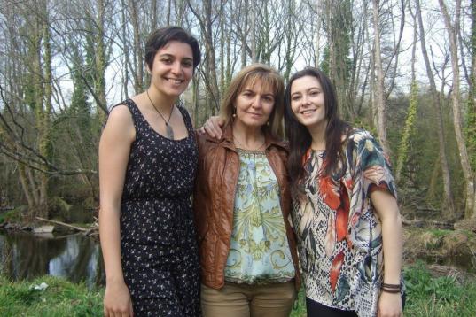 Laura Díaz Sufuentes envía esta imagen con su madre y su hermana, y también un mensaje. "Rosa, simplemente gracias por ser una mamá genial. De Laura y Raquel".