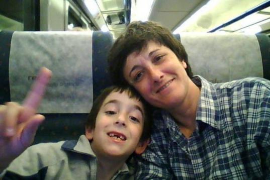 Silvia viajó con su hijo Imanol en tren una Semana Santa y guarda esta foto como recuerdo. "Una madre siempre está cuando se la necesita", asegura.