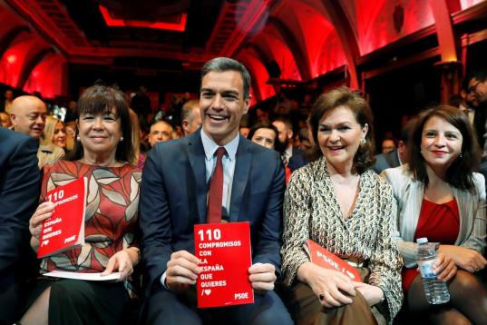 Cuando se presenta el programa, uno es tan feliz como los socialistas Cristina Narbona, Pedro Sánchez, Carmen Calvo y Adriana Lastra en esta foto.