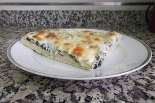 Basta con colocar las verduras sobre la masa y cubrirlas con una mezcla de nata y queso de untar. Aquí puedes ver la receta.