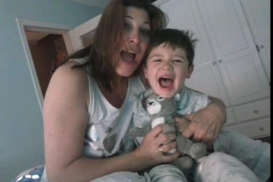 Gabriela Vazzola:Nos encanta saltar en la cama por las mañanas! Mami Gaby y Dante con el gato Cuco...
