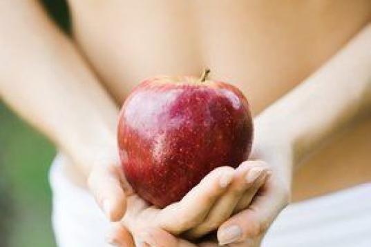 Nivel de acierto: 

"En cierto modo, sí es verdad. La manzana es un alimento que debería ser muy importante en nuestra dieta y que no se valora lo suficiente", explica el doctor Alberto Sacristán. Esta fruta está llena de cualidades...