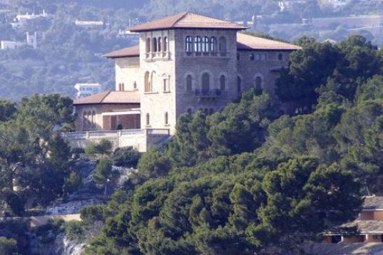 Es la residencia de verano de la familia real española, peor el propietario es el archipiélago balear. Se trata de una finca de 33.000 metros cuadrados (entre la casa y los jardines) situada en Cala Mayor, en el distrito de Poniente de Palma d...
