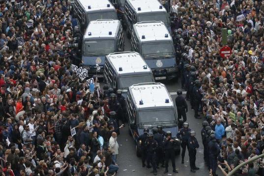 Los manifestantes rodean a las furgonetas de la policía