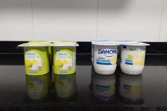 Un paquete de cuatro yogures de limón de Hacendado (0,53 euros) y otro de yogures de limón de Danone (1,09 euros).