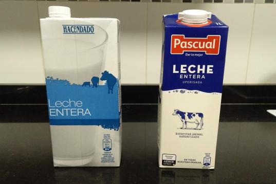 Un litro de leche entera de Hacendado (0,59 euros) y otro de Pascual (0,89 euros).