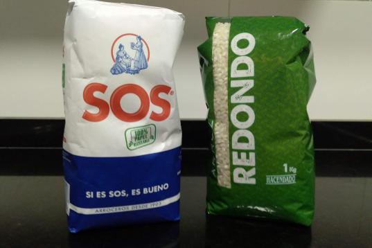 Un paquete de arroz SOS (1,52 euros) y uno de Hacendado (0,79 euros).