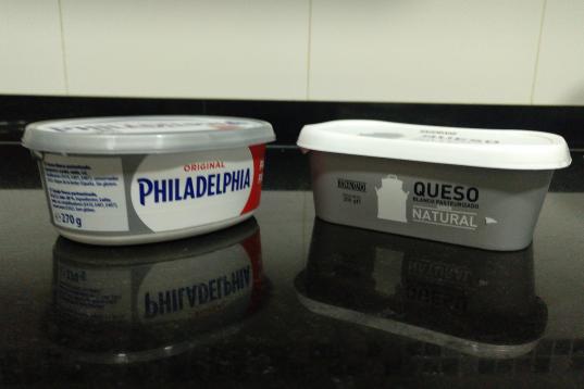 Una tarrina de queso para untar Philadelphia (2,10 euros) y una de Hacendado (1 euro).