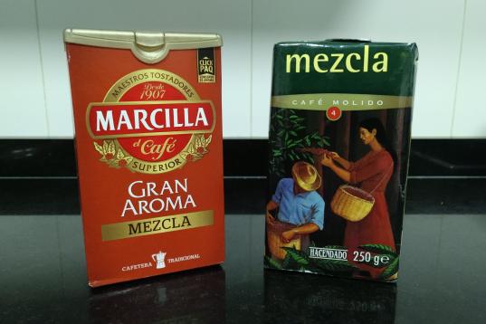 Un paquete de café mezcla de Marcilla (2,49 euros) y otro de Hacendado (1,19 euros)