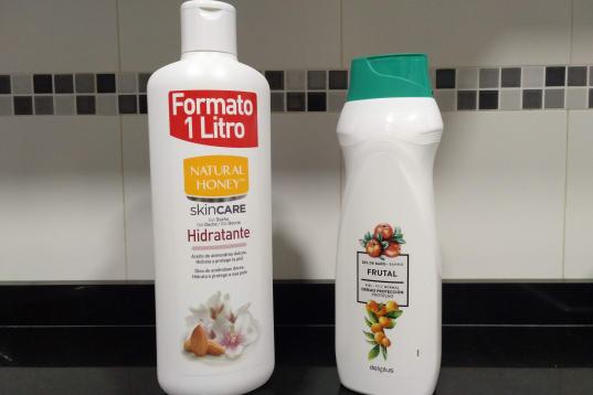 Un gel de baño de Natural Honey (0,22 euros/100 ml) y otro gel de baño frutal de Deliplus (0,10 euros/100 ml).