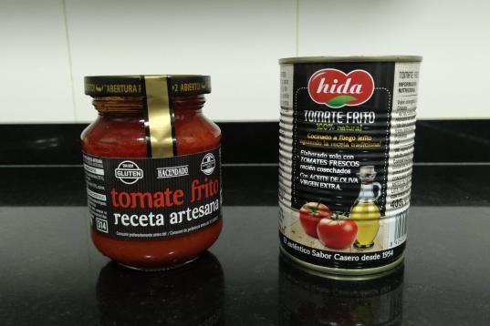 Un bote de cristal de tomate frito artesanal de Hacendado (1,28 euros) y una lata de tomate frito natural de Hida (1,18 euros). En este caso no es exactamente el mismo producto, sino el más parecido.