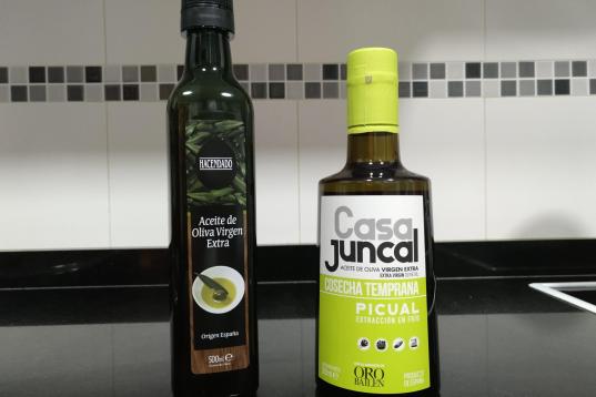 Una botella de aceite de oliva virgen extra de Hacendado (2,35 euros) y una botella de Casa Juncal (3,95 euros).
