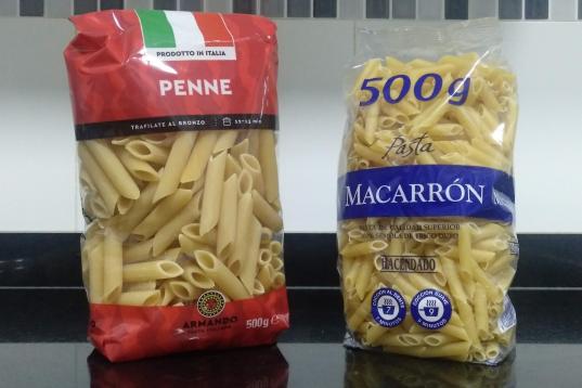 Un paquete de macarrones de Armando pasta italiana (0,95 euros) y uno de Hacendado (0,49 euros). No es exactamente el mismo producto, sino el más parecido.