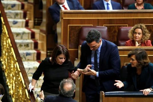 La portavoz del PSOE en el Congreso, Adriana Lastra, ha tropezado este martes en las escaleras del hemiciclo cuando se dirigía a votar y se ha caído al suelo.