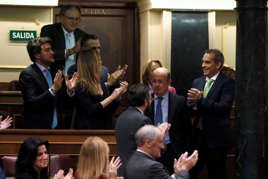 El diputado de Vox Antonio Gil Lázaro,c., es aplaudido por sus compañeros después de que Vox haya logrado entrar en la Mesa del Congreso al menos con una vicepresidencia, tras conseguir 52 votos, todos los de su formación política.