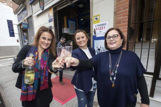La propietaria de la administración de loteria nº41 de Murcia, 'La Peli', María Peligros Ríos (d), acompañada por sus hijas Carmen y María Dolores, celebran con cava que han repartido 60.000 euros del quinto premio.