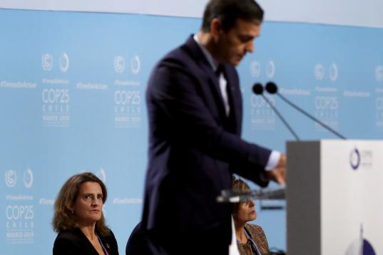 La ministra española para la Transición Ecológica en funciones, Teresa Ribera (i), escucha la intervención del presidente del Gobierno español, Pedro Sánchez