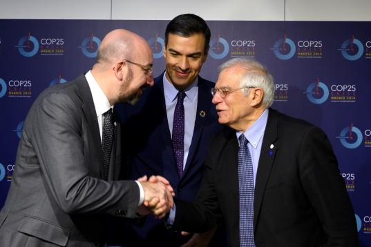  Fotografía facilitada por presidencia española que muestra a su titular, Pedro Sánchez (c) junto a su ministro de Exteriores, Josep Borrell (d) y el presidente del Consejo Europeo, Charles Michel (i). 