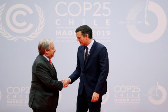  El presidente del Gobierno en funciones, Pedro Sánchez (d), saluda al secretario general de la ONU, António Guterres, al inicio de la vigésimo quinta conferencia del clima de la ONU (COP25) 