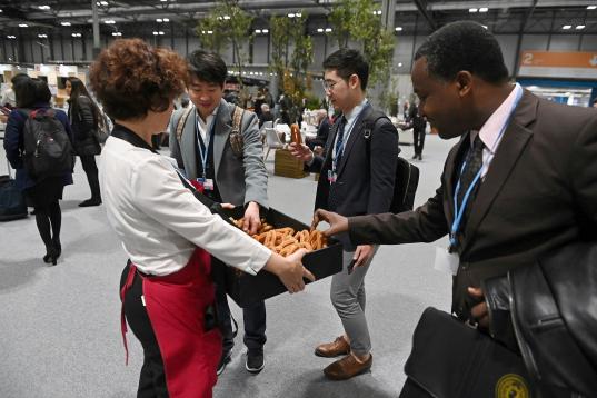  Varios asistentes desayunan churros a su llegada a la vigésimo quinta conferencia del clima de la ONU (COP25) 
