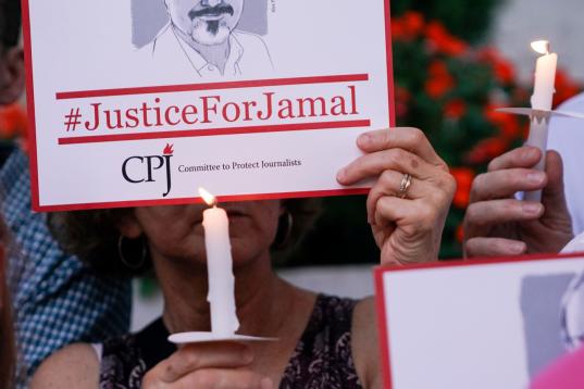 Protesta en recuerdo del periodista Jamal Khashoggi, asesinado por el gobierno saudí en su consulado de Estambul. Fue a arreglar unos papeles para su boda y nunca más salió. Las investigaciones confirman que fue asfixiado y ...