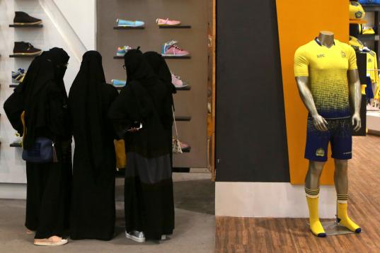 Arabia Saudí inició en 2017 una serie de reformas sociales impulsadas por Mohamed bin Salman, que han implicado tanto la concesión de derechos a las mujeres como la promoción del ocio. Las mujeres, que estaban totalme...