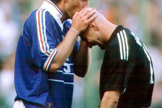 Uno de los símbolos del mundial que ganó Francia en 1998 es esta espontánea muestra de cariño que Laurent Blanc propinó a su compañero Fabien Barthez.