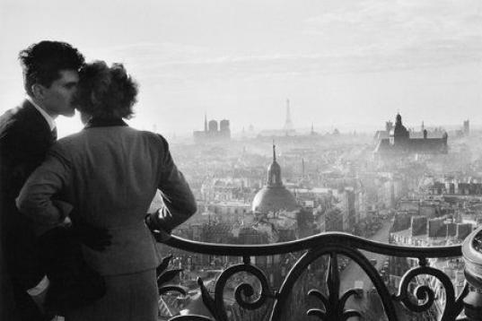 Ciudad romántica donde las haya, París ha sido sin duda el escenario de millones de cariñosas escenas anónimas y famosas como esta inmortalizada por Ronis.