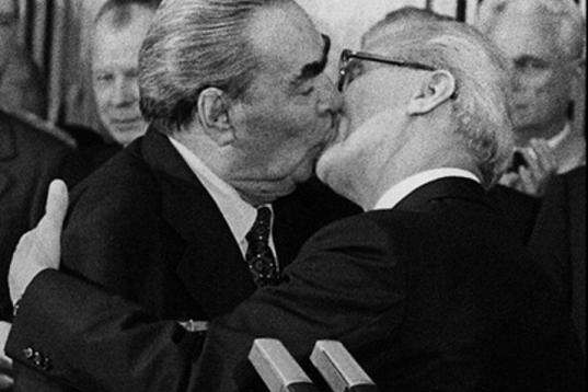 La campaña de Benetton se inspiró en este famoso beso fraternal y comunista. Leonid Ilich Brézhnev (URSS) y Erich Honecker (RDA- Alemania oriental) se mostraron así de unidos en 1979 en la celebración del aniversario de la RDA. El fotógraf...