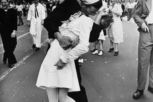 La foto "V-J Day in Times Square" de Alfred Eisenstaedt (tomada el 14 de agosto de 1945) tiene un lugar indiscutible en la historia de los besos fotografiados, a pesar de las dudas recientes sobre si la imagen en realidad retrata un abuso sexual…