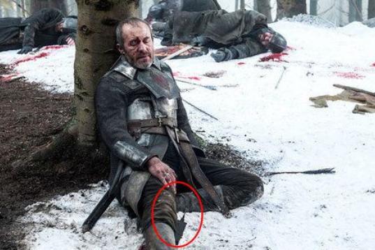 Al parecer es una fotografía tomada en el rodaje, en la que se puede ver el cable debajo de la pierna del actor.