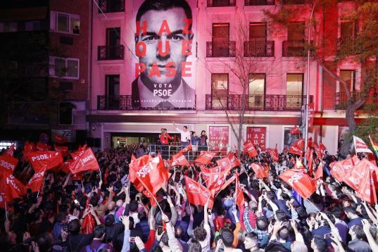 28 de abril de 2019. Pedro Sánchez gana las elecciones y la militancia que va a la sede del PSOE a celebrarlo le grita "Con Rivera no".