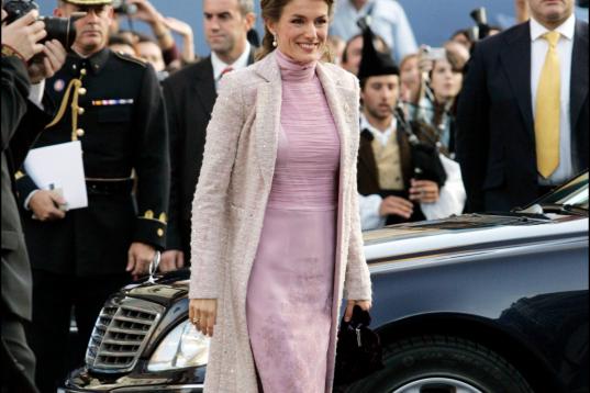 Con un diseño lila y un abrigo de tweed, embarazada de la Infanta Sofía. 