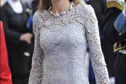 La entonces Princesa de Asturias completó su look con complementos y joyas a juego con el vestido diseñado por Varela.