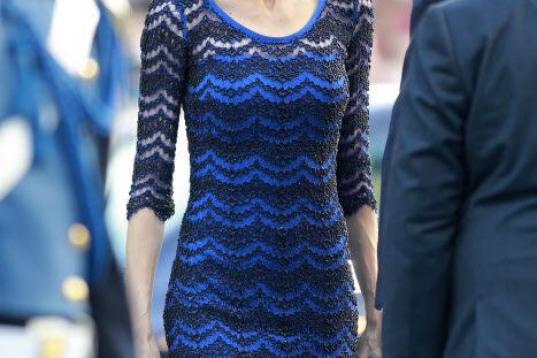 Para sus primeros Princesa de Asturias como reina, Letizia lució un vestido lápiz en tono azul con encaje de maya negro. 