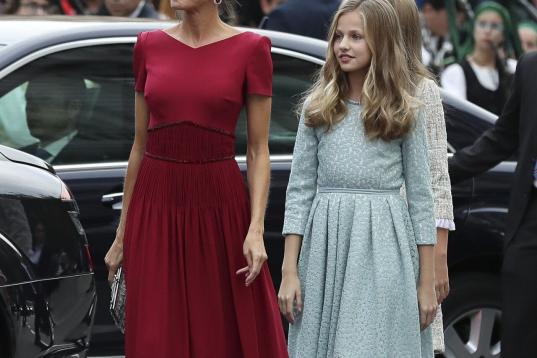 En el debut de la princesa Leonor, Letizia volvió al rojo Varela para cederle todo el protagonismo a su hija.