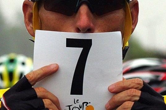 Mostrando el número 7, en referencia a su séptima y última victoria en el Tour, en 2005.