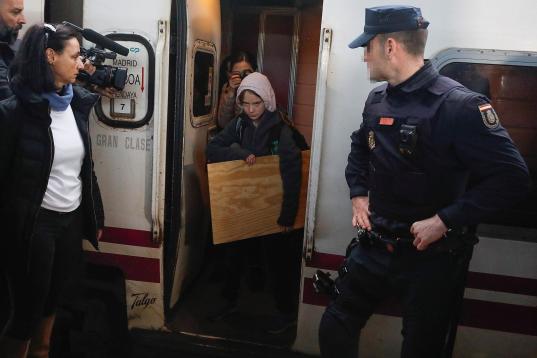 Greta Thunberg llega a Madrid tras un viaje en tren de 10 horas desde Lisboa.