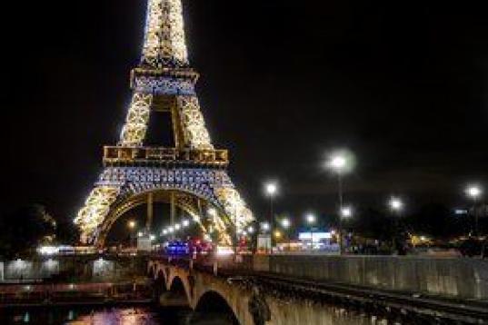 París es especial, eso está claro, todo el año. Pero en Navidad la ciudad se llena de color y luces haciendo más especial cualquier visita. Si hay que destacar un rincón por encima del resto habría que hablar de la Torre Eiffel, llena de b...